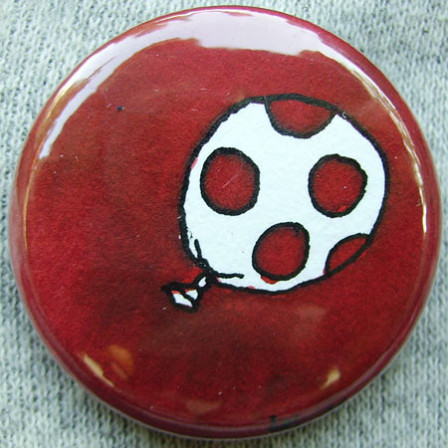 Badge Ballon Rouge 5 pois