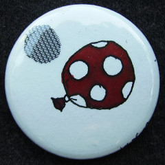 Badge Ballon Rouge 6 Pois Blancs