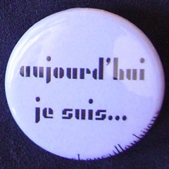 .Badge Aujourd'hui je suis - Gris