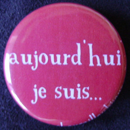 .Badge Aujourd'hui je suis - Rouge