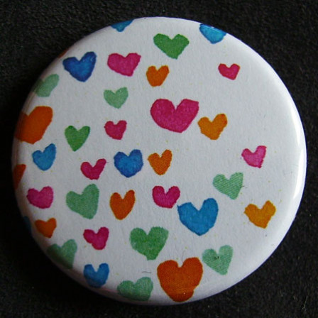 Badge « Les Amoureux » Coeurs Multicolores