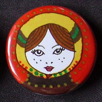 Badge Poupées Russes - Rouge & Jaune