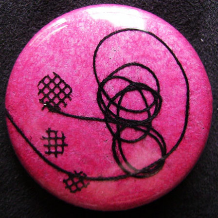 Badge Crépitement Noir sur Rose Soie