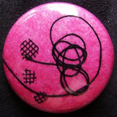 Badge Crépitement Noir sur Rose Soie