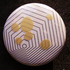 Badge Hexagone Pastilles d'Or
