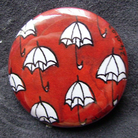 Badge Petits Parapluies Rouges