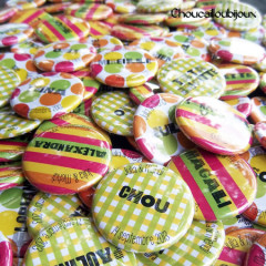 Mariage "Couleurs Flashy", badges personnalisés de Julia & Mehdi