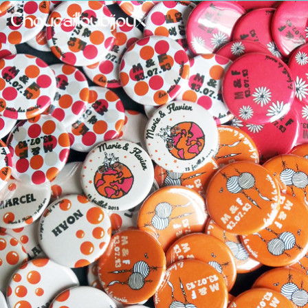 Mariage "Orange Tour du monde", badges personnalisés de Marie & Flavien