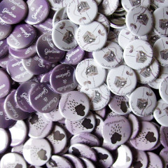 Mariage "Argent & Blanc", badges personnalisés de Charlotte & Gérôme