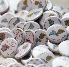 Mariage "Fleurs & Oiseaux Pastels", badges personnalisés de July & Sébastien