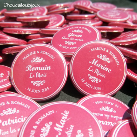 Mariage « Fuchsia & Ornement », badges personnalisés de Marine & Romain