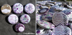 Mariage "Violet & Toile de Jute", badges personnalisés de Julie & Cédric