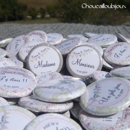 *Mariage « Champêtre & Liberty », badges personnalisés de Karine & Xavier