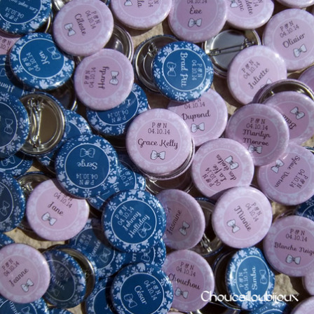 Mariage "Jeu en rose & bleu", badges personnalisés de Princia & N