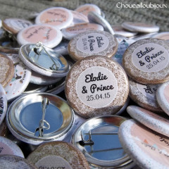 *Mariage « Dentelle, Pêche & Vert d'eau », badges personnalisés de Elodie & Prince