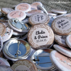 *Mariage « Dentelle, Pêche & Vert d'eau », badges personnalisés de Elodie & Prince