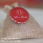 Mariage "Rouge & Gris", badges personnalisés de Amaury & Guillaume