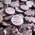 Mariage "Rouge, Blanc, Étoiles", badges personnalisés de Camille & Jérémy