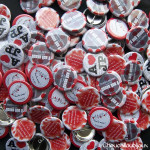 Mariage "Rouge New-York", badges personnalisés de Alexandra & JP