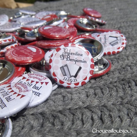 Mariage « Guinguette & Accordéon », badges personnalisés de Valentine & Benjamin