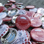 Mariage « Guinguette & Accordéon », badges personnalisés de Valentine & Benjamin