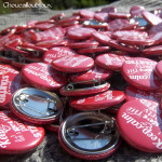 Mariage « Keep calm Rouge », badges personnalisés de Julia & Émilie