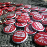 Mariage « Keep calm Rouge », badges personnalisés de Julia & Émilie