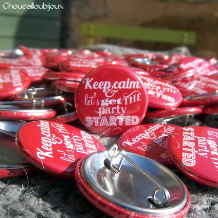 Mariage « Keep calm Rouge », badges personnalisés de Julia & Émilie