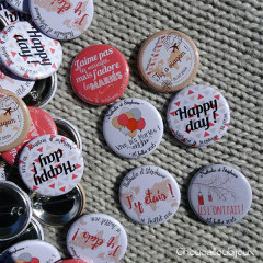 Mariage « Corail & Beige », badges personnalisés de Nathalie & Stéphane