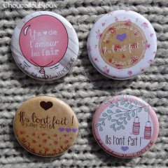Mariage « Rose, Craft & Liberty », badges personnalisés de Audrey & Sylvain + Baptême Izia