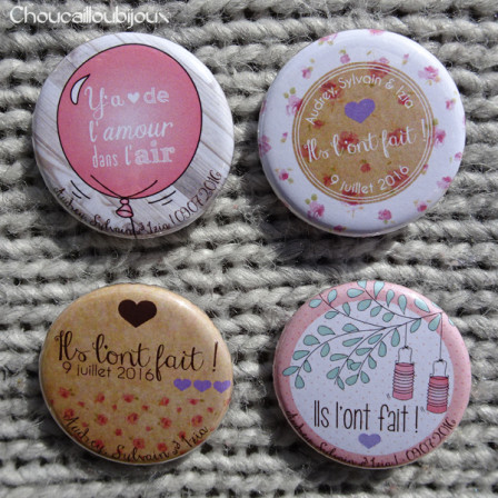 Mariage « Rose, Craft & Liberty », badges personnalisés de Audrey & Sylvain + Baptême Izia