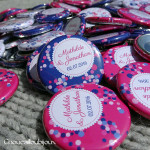 Mariage "Rose Fuchsia & Bleu Marine", badges personnalisés de Mathilde & Jonathan