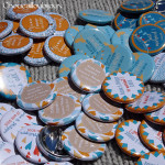 Mariage "Orange & Turquoise", badges personnalisés de Karine & Philippe