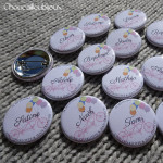 *Mariage « Vélo & Ballons Pastels », badges personnalisés de Anne-Charlotte & Jean-François