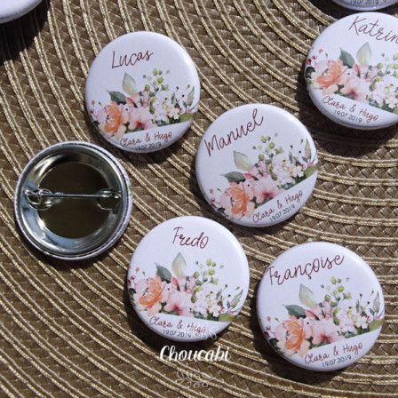 *Mariage « Fleurs Aquarelle », badges personnalisés de Clara & Hugo