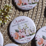 *Mariage « Fleurs Aquarelle », badges personnalisés de Clara & Hugo