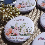 *Mariage « Fleurs Aquarelle », badges personnalisés de Clara & Hugo