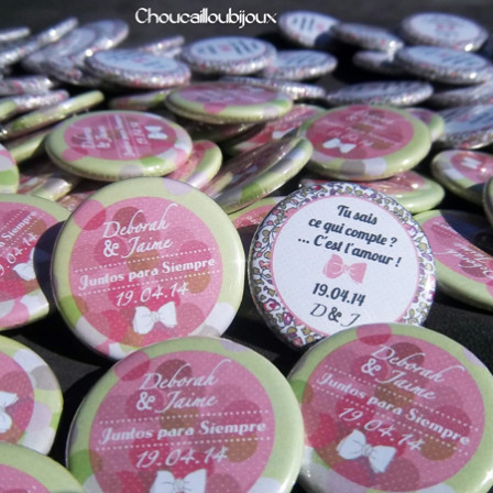 *Mariage « Pois Verts & Roses », badges personnalisés de Déborah & Jaime