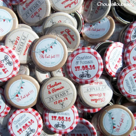 Mariage "Vichy & Vélo", badges personnalisés de Charlène & Romain