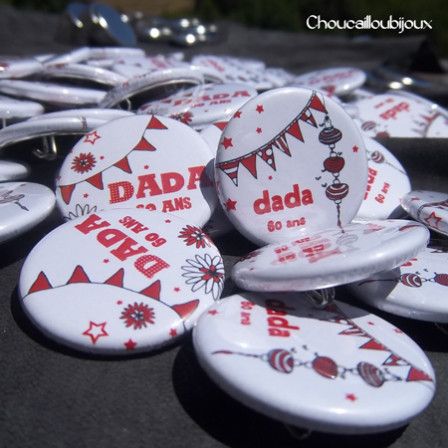 Badges Personnalisés Anniversaire Dada - Fanions & Lampions Rouges