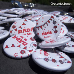 Badges Personnalisés Anniversaire Dada - Fanions & Lampions Rouges