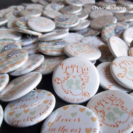 Mariage "Corail & Vert d'eau", badges personnalisés de Gigi & Eric