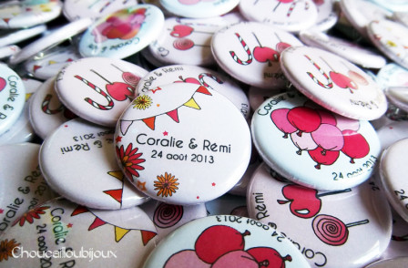 2013.09-Badges-Mariage-Personnalisés-C&R-Fleurs-Ballons-Rose-Gourmandise-Photo1.jpg