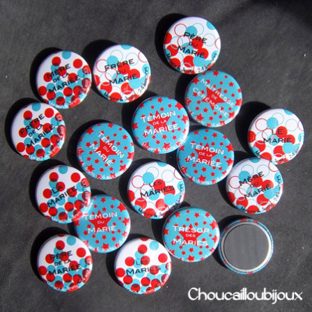 Badges-Mariage-Personnalisés-M+J-Rouge+Cyan-Ensemble-Badges.jpg