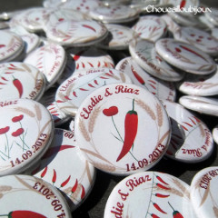 Mariage "Piment & Coquelicot", badges personnalisés de Elodie & Riaz