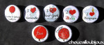 *Mariage « Rouge & Gris », badges personnalisés de Dorothée & Yann