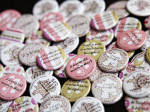 Mariage "Humour & Liberty", badges personnalisés de Delphine & Julien