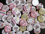 Mariage "Humour & Liberty", badges personnalisés de Delphine & Julien