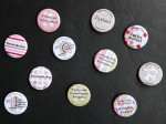 Mariage "Humour & Liberty", badges personnalisés de Delphine & Julien