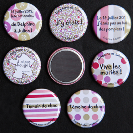 Mariage "Humour & Liberty", badges personnalisés de Delphine & Julien